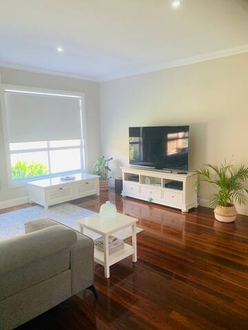 Lovely 4b home in Geelong West with pool gallery image 3