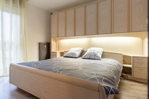 Stunning spacious apartment with free parking