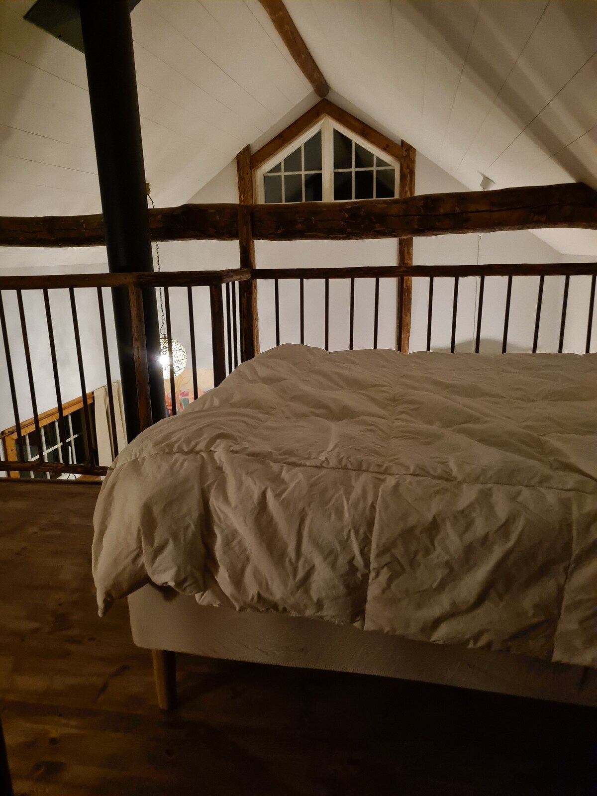 شقة علوية للنوم بسرير مزدوج ومنطقة جلوس مع كرسيين بذراعين وطاولة قهوة. ارتفاع الدرابزين وفقًا لمعيار المبنى. (قد يكون من الجيد التفكير في ما إذا كان لديك أطفال).