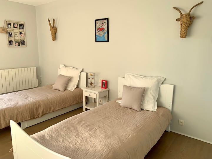 Soba za ptice: jedina u vili s 2 jednostruka kreveta. Smješten je u blizini apartmana Calvi i idealan je za 2 djece, ali se može pripremiti i s bračnim krevetom za par.