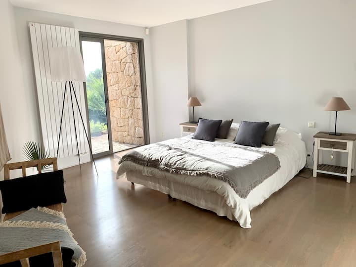 Soba Calvi: glavni apartman s kupaonicom i garderobom u blizini sobe za ptice; idealno za roditelje i djecu u susjedstvu