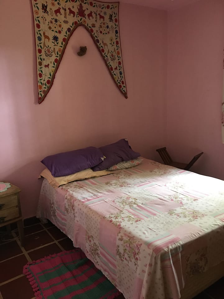 dormitorio con cama doble y TV  (paquete HBO)