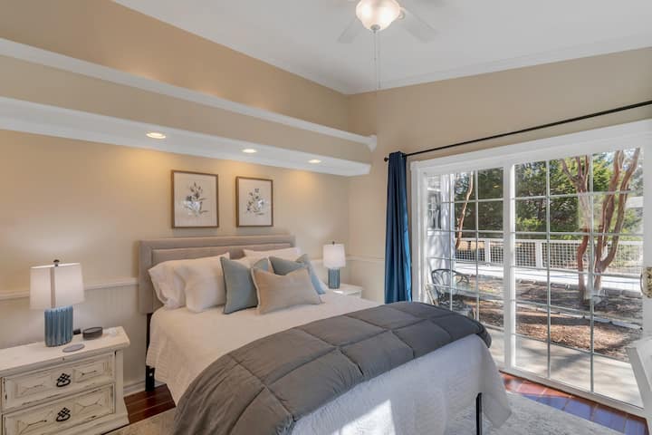 Chambre Queen - lit queen size, bureau et chaise au cas où vous auriez besoin d'un endroit calme pour travailler. Cet espace dispose d'une télévision connectée 32"et d'une perche Roku. Accès à la salle de bain complète, au deuxième espace de vie et à la cour arrière.