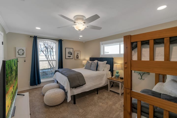 Chambre avec lits superposés : lit Queen et lits jumeaux superposés. Cet espace dispose d'une télévision connectée de 50"avec un système de jeu Wii. Cet espace donne sur le couloir.