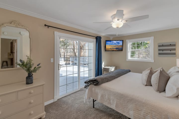 Chambre King avec porte vitrée coulissante vers la terrasse principale.