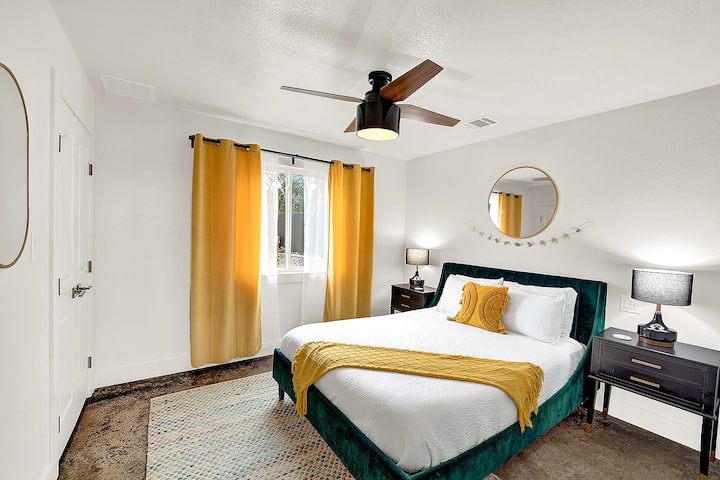 浪漫的主卧配备非常舒适的标准双人床。