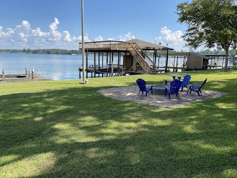 Cozy Log Cabin - Lakefront, w/ boat dock