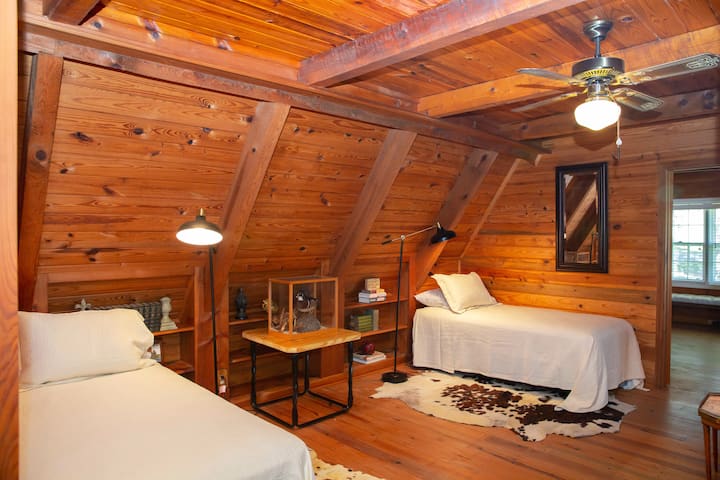 אזור לופט עם 2 מיטות נפרדות