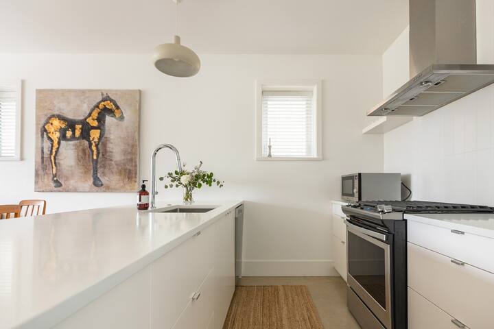 Modern + Stylish 3BR 2BA in Trendy Mt Pleasant gallery image 4