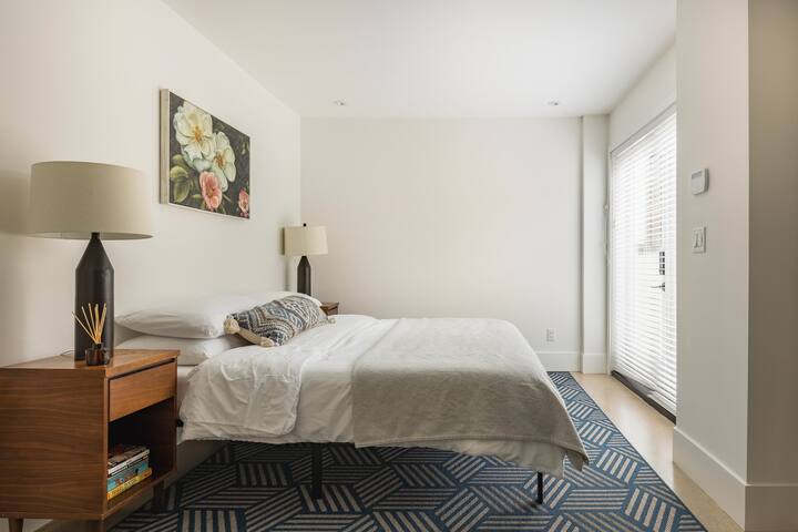 Modern + Stylish 3BR 2BA in Trendy Mt Pleasant gallery image 2