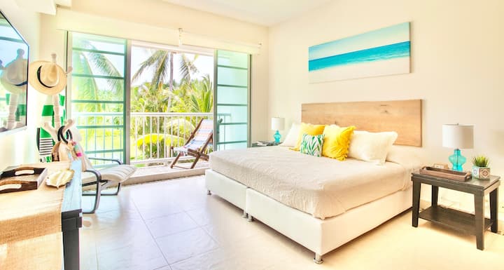 Main bedroom with balcony and lake view

King Size Bed 
TV Screen 50" + Izzi