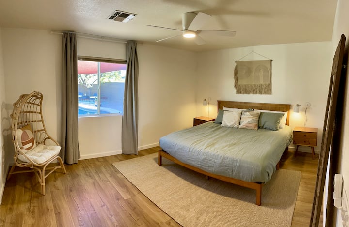 chumba kikuu cha kulala - kinaangalia ua wa nyuma, kitanda cha kifalme, kioo cha urefu kamili, kabati kubwa la kuingia, bafu la chumba cha kulala