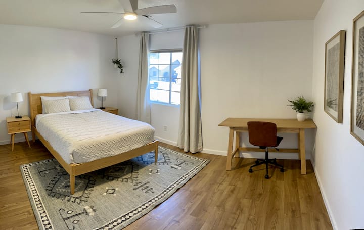 chumba cha kulala cha mgeni 2 - kinaangalia mbele ya nyumba, kitanda cha malkia, dawati