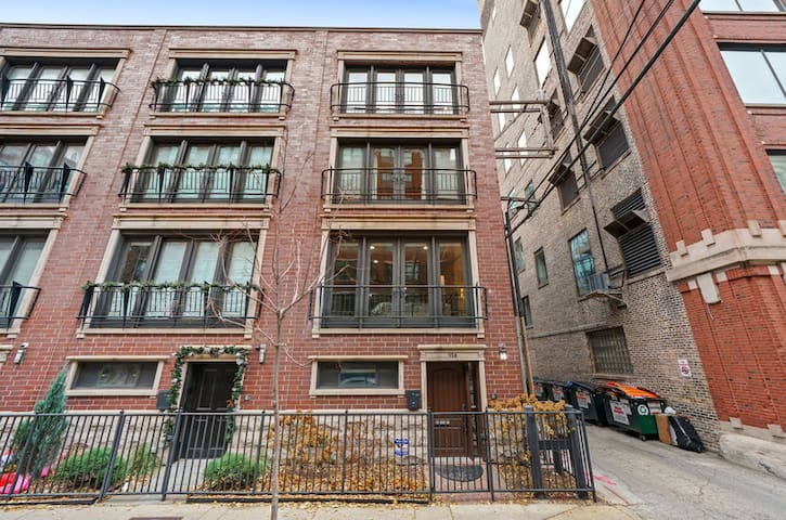 3BR/2.1BA TOWNHOUSE IN THE HEART OF WEST LOOP