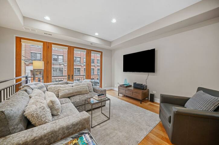 3BR/2.1BA TOWNHOUSE IN THE HEART OF WEST LOOP gallery image 3