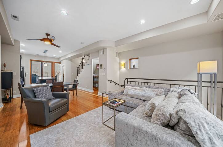 3BR/2.1BA TOWNHOUSE IN THE HEART OF WEST LOOP gallery image 5