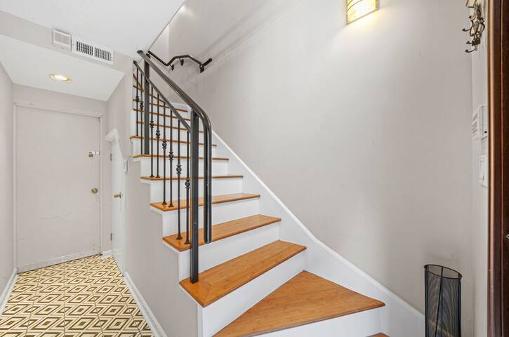 3BR/2.1BA TOWNHOUSE IN THE HEART OF WEST LOOP gallery image 2