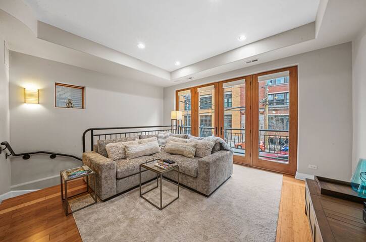 3BR/2.1BA TOWNHOUSE IN THE HEART OF WEST LOOP gallery image 4
