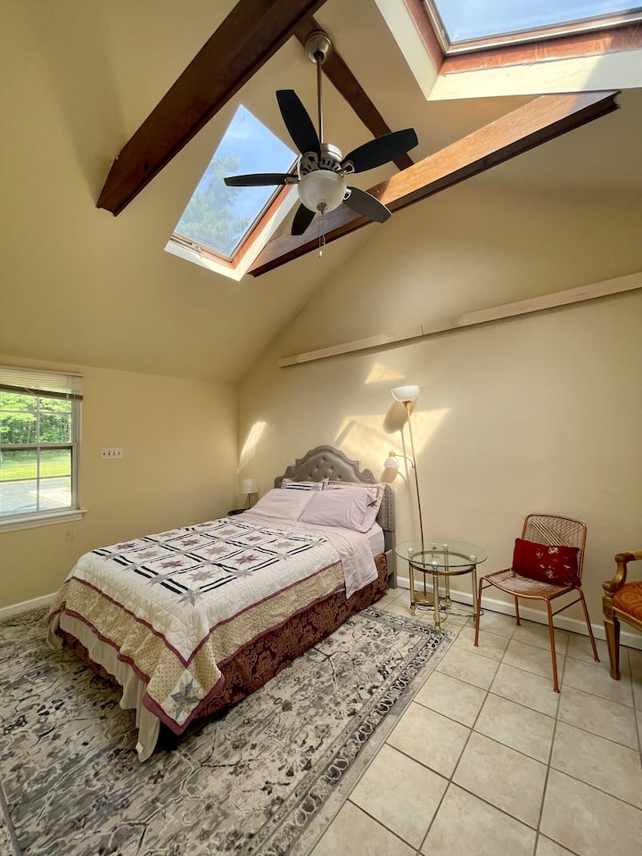 ห้องนอน #1: เตียงควีนไซส์พร้อมเพดานธรรมชาติสกายไลท์และเพดานลาดเอียง 