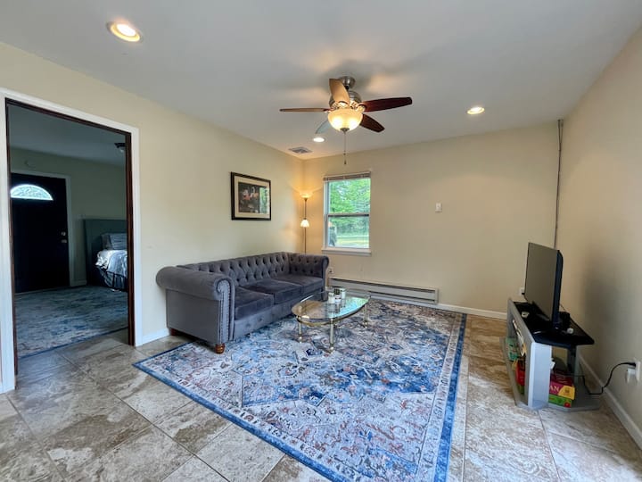 Serene & Peaceful 2-bedroom Guesthouse - Bridgeport, PA