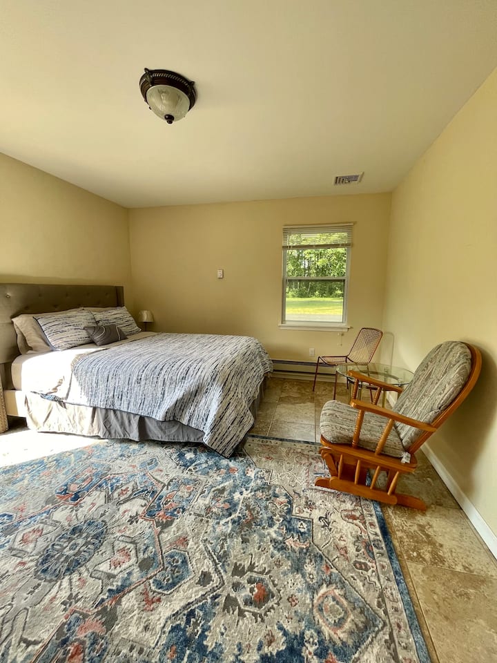 ห้องนอน #2: เตียงควีนไซส์พร้อมพรมขนนุ่มและเก้าอี้โยก