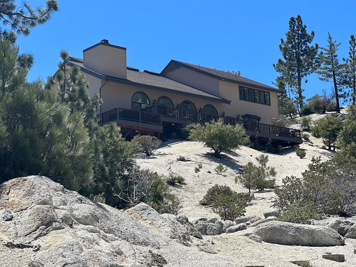 VIEWS VIEWS VIEWS !!! Private Estate on the Hill Houses for Rent in