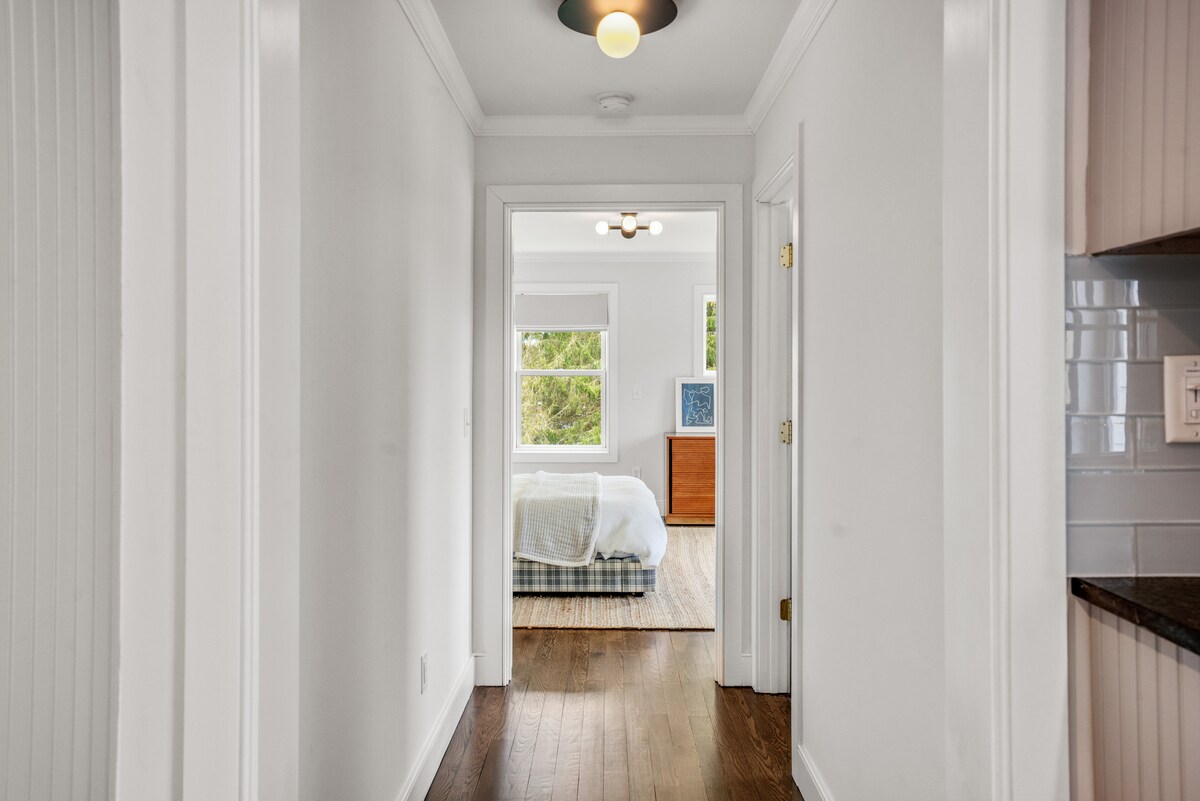 Chodba od kuchyne do práčovne a primárnej spálne. 

Osvetlenie od Kelly Wearstlerovej. 