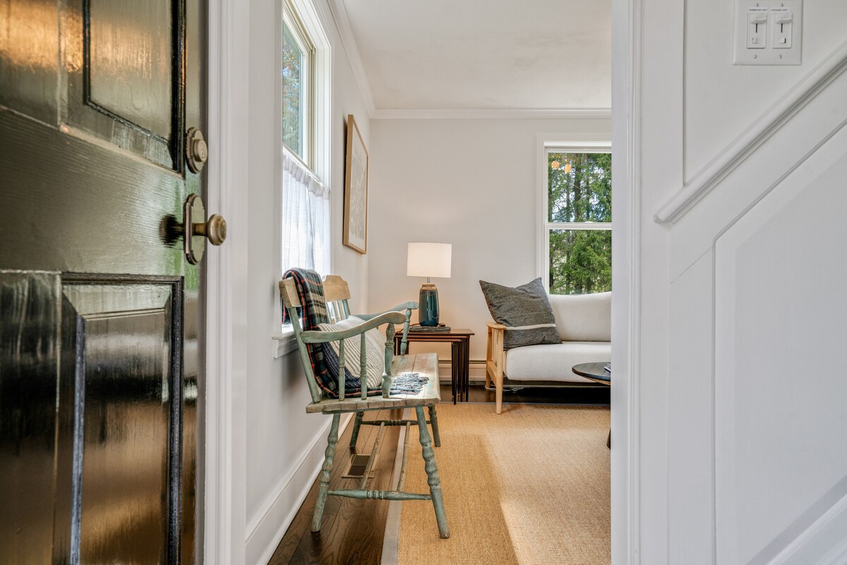 Den odchádza priamo pri vchode a schodisko do spální pre hostí. 