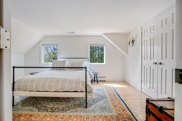 Additional upstairs guest bedroom. 