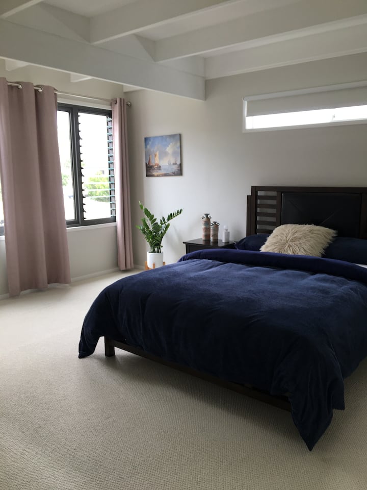 ห้องนอนที่สามพร้อมเตียงควีนไซส์ 