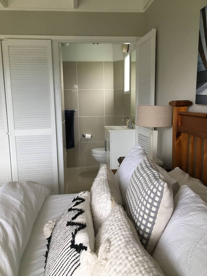 ห้องนอนหลักเตียงควีนไซส์พร้อมห้องน้ำในตัว