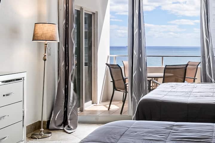 Изглед от втората спалня с вход към балкона с изглед към океана 
