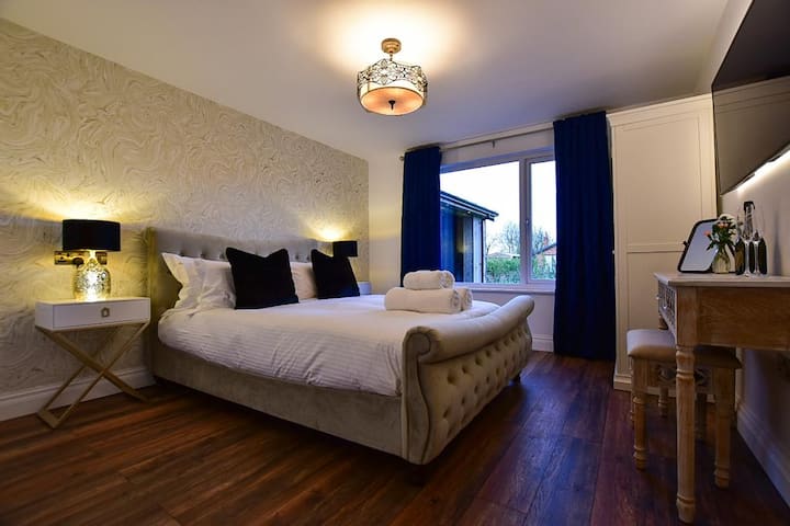 חדר שינה אחד עם מיטת קינג סייז 