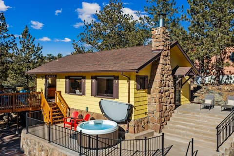New hot tub! Downtown cabin w/ king bed, views