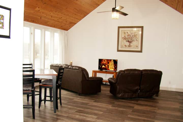 Riverfront, 2 Beds, White Turtle Welcomes You! - Algonquin, IL