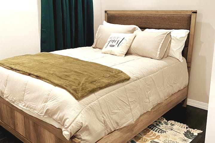 CAMA MUY CÓMODA CON MUCHAS SÁBANAS