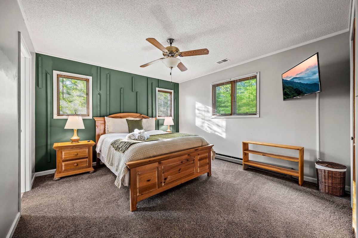 [BR #3, Main Level]  Queen bed, Roku TV.  Shared bathroom with BR #2 off to the left.  Plenty of room for multiple a cribs or pack n plays.