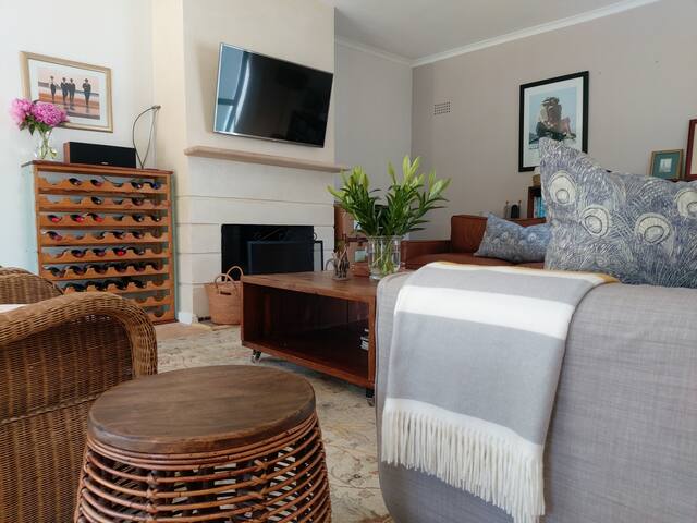 Cape Town holiday house with mountain views & pool gallery image 3