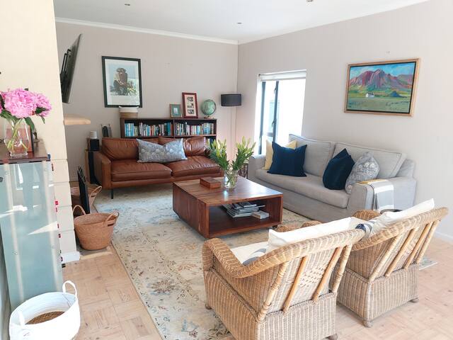 Cape Town holiday house with mountain views & pool