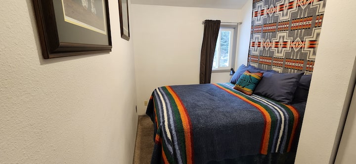 Riposa profondamente su questo nuovo materasso con cuscino Black Beautyrest (letto matrimoniale) con tende oscuranti per le lunghe notti estive dell'Alaska. Ti ritroverai a rannicchiarti nell'accogliente, nel comfort del letto, delle lenzuola morbide e delle morbide coperte Pendleton. 