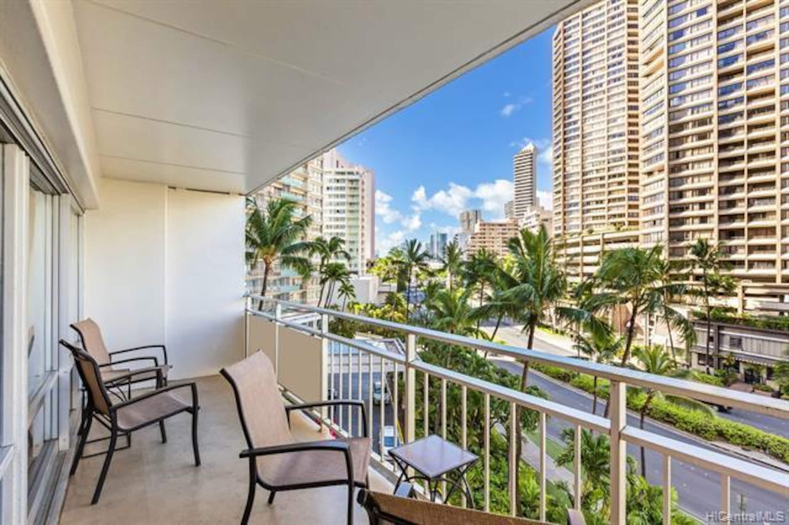 Condo in Honolulu · ★4.91 · 2 bedrooms · 4 beds · 2 private baths - Image 22