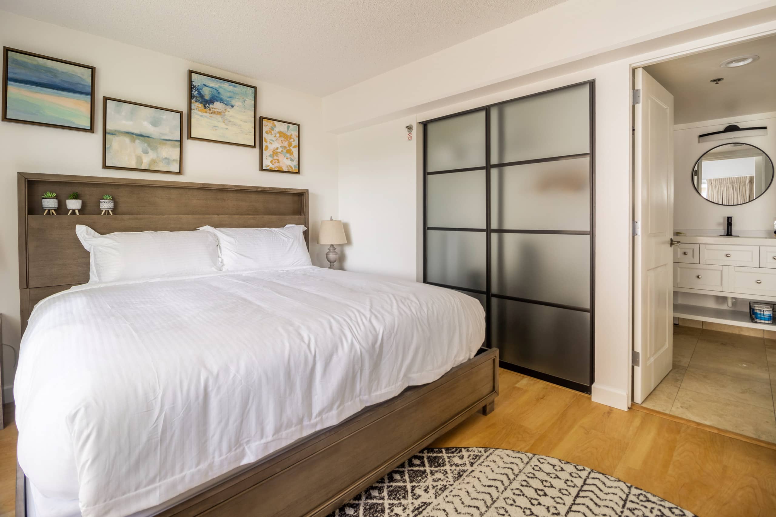 Condo in Honolulu · ★4.91 · 2 bedrooms · 4 beds · 2 private baths - Image 12