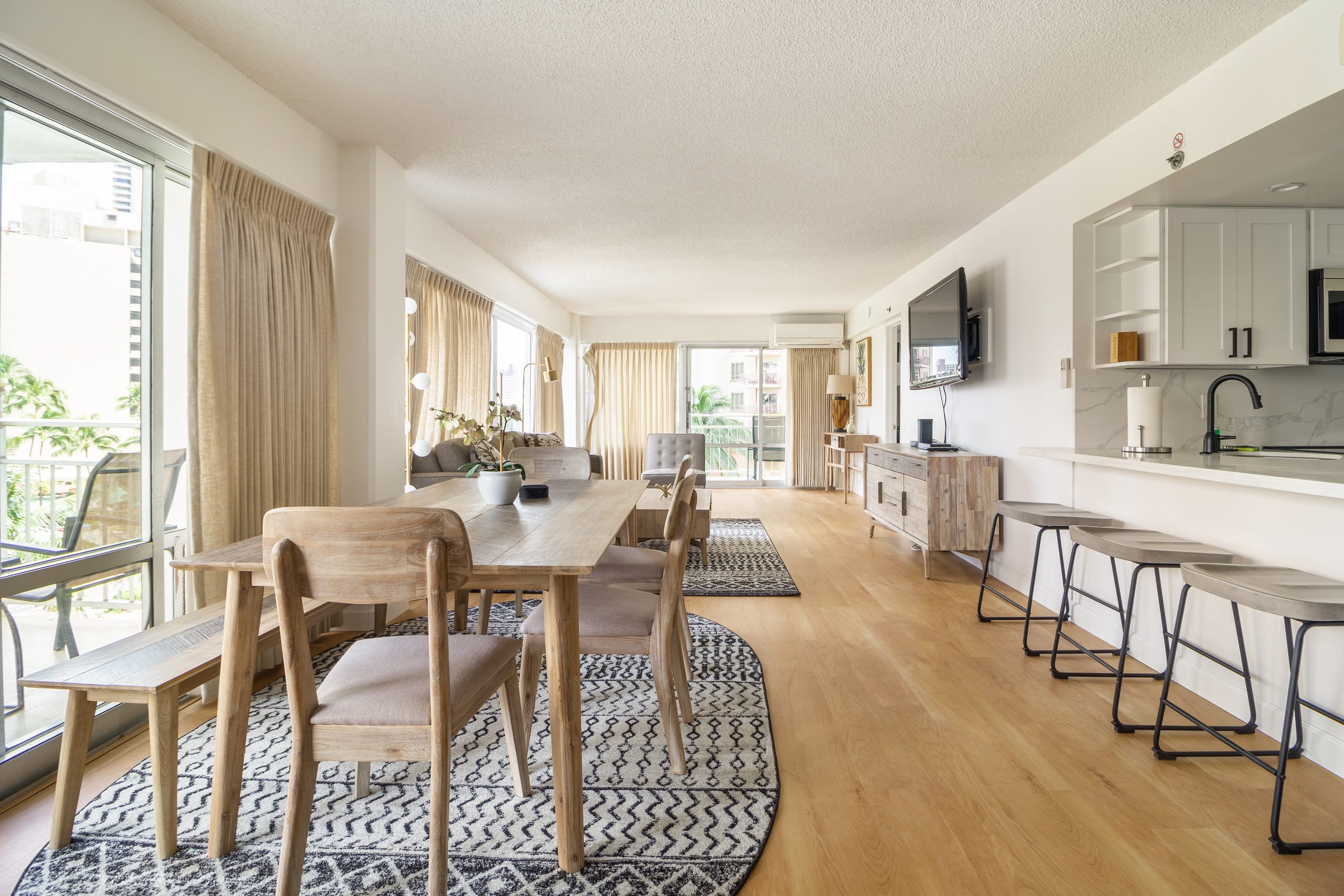 Condo in Honolulu · ★4.91 · 2 bedrooms · 4 beds · 2 private baths - Image 3