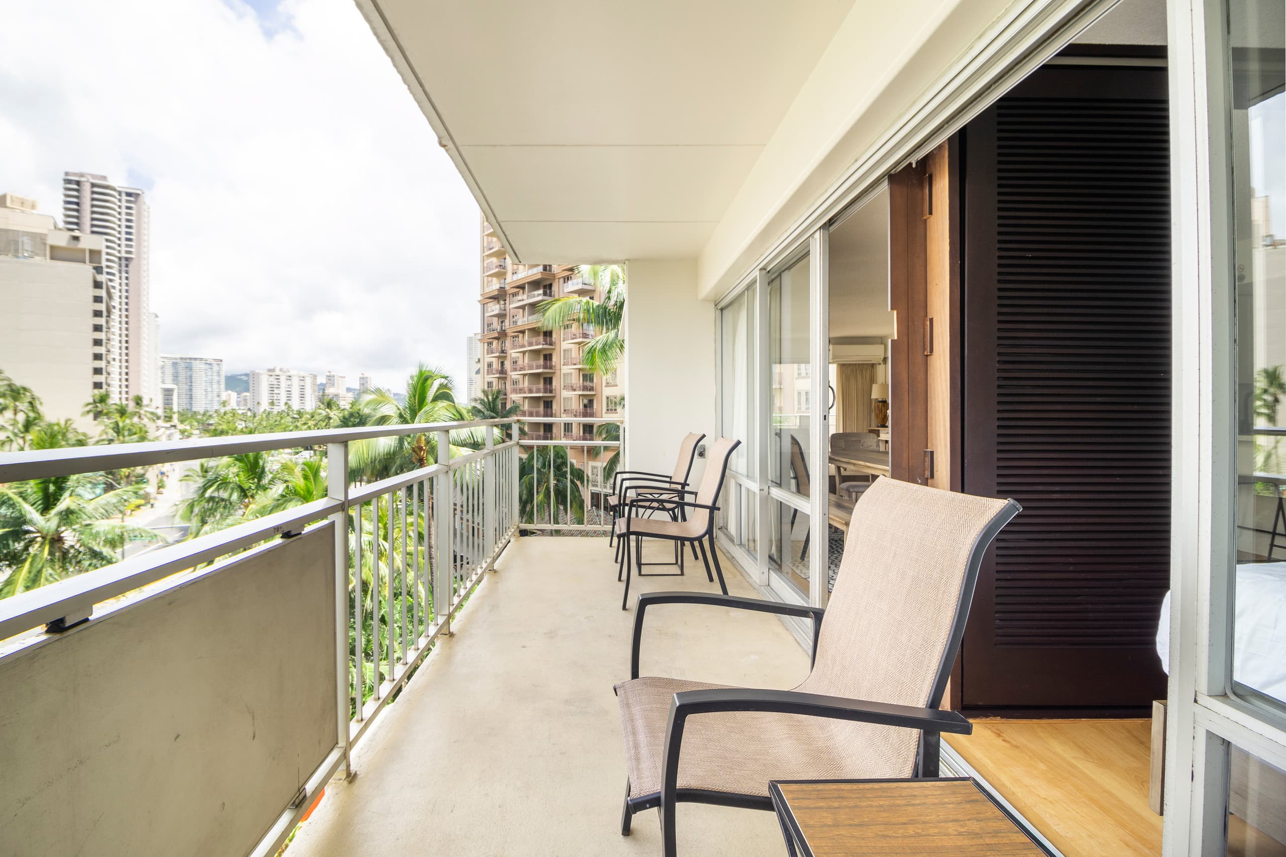 Condo in Honolulu · ★4.91 · 2 bedrooms · 4 beds · 2 private baths - Image 23