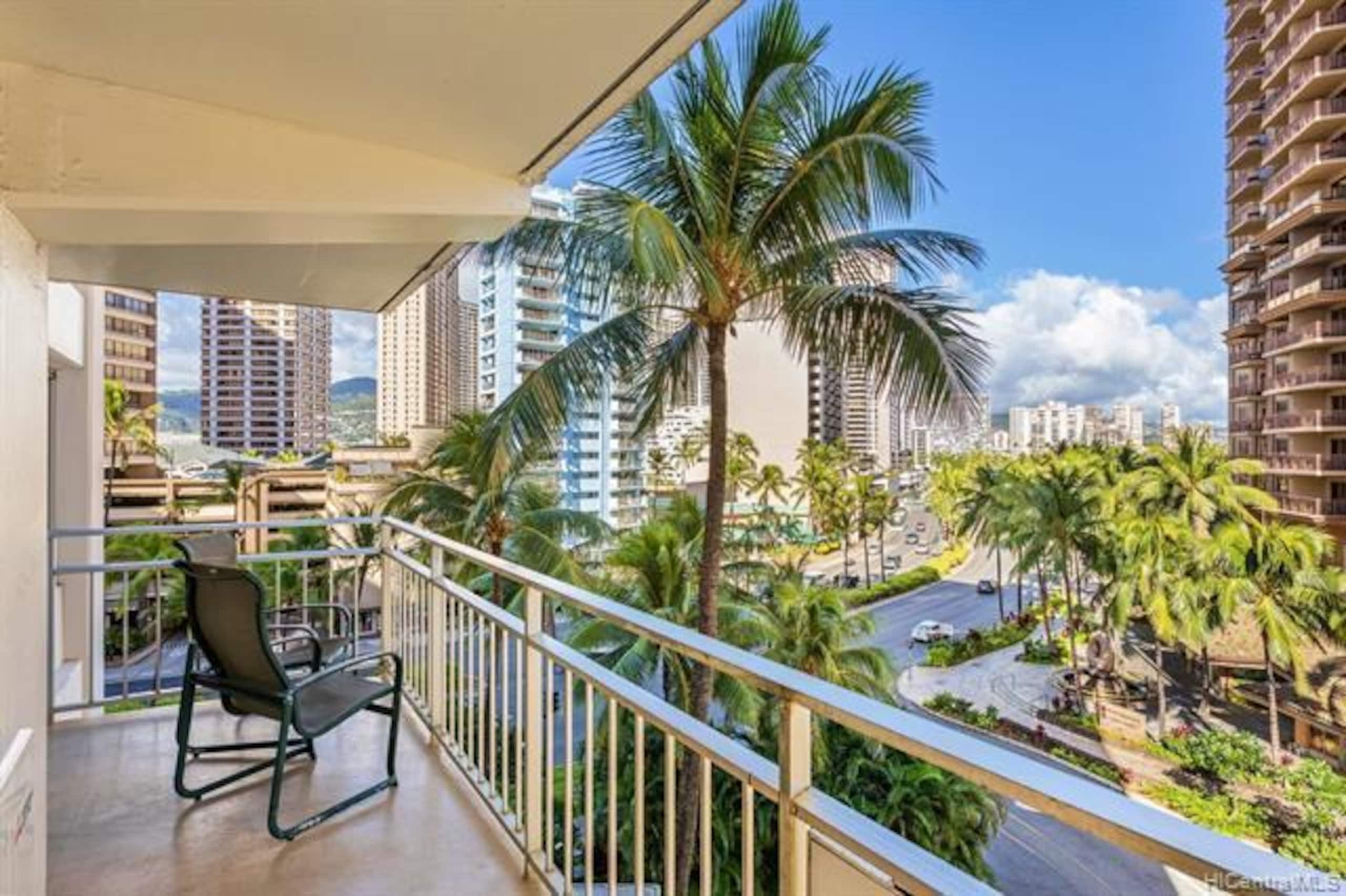 Condo in Honolulu · ★4.91 · 2 bedrooms · 4 beds · 2 private baths - Image 21