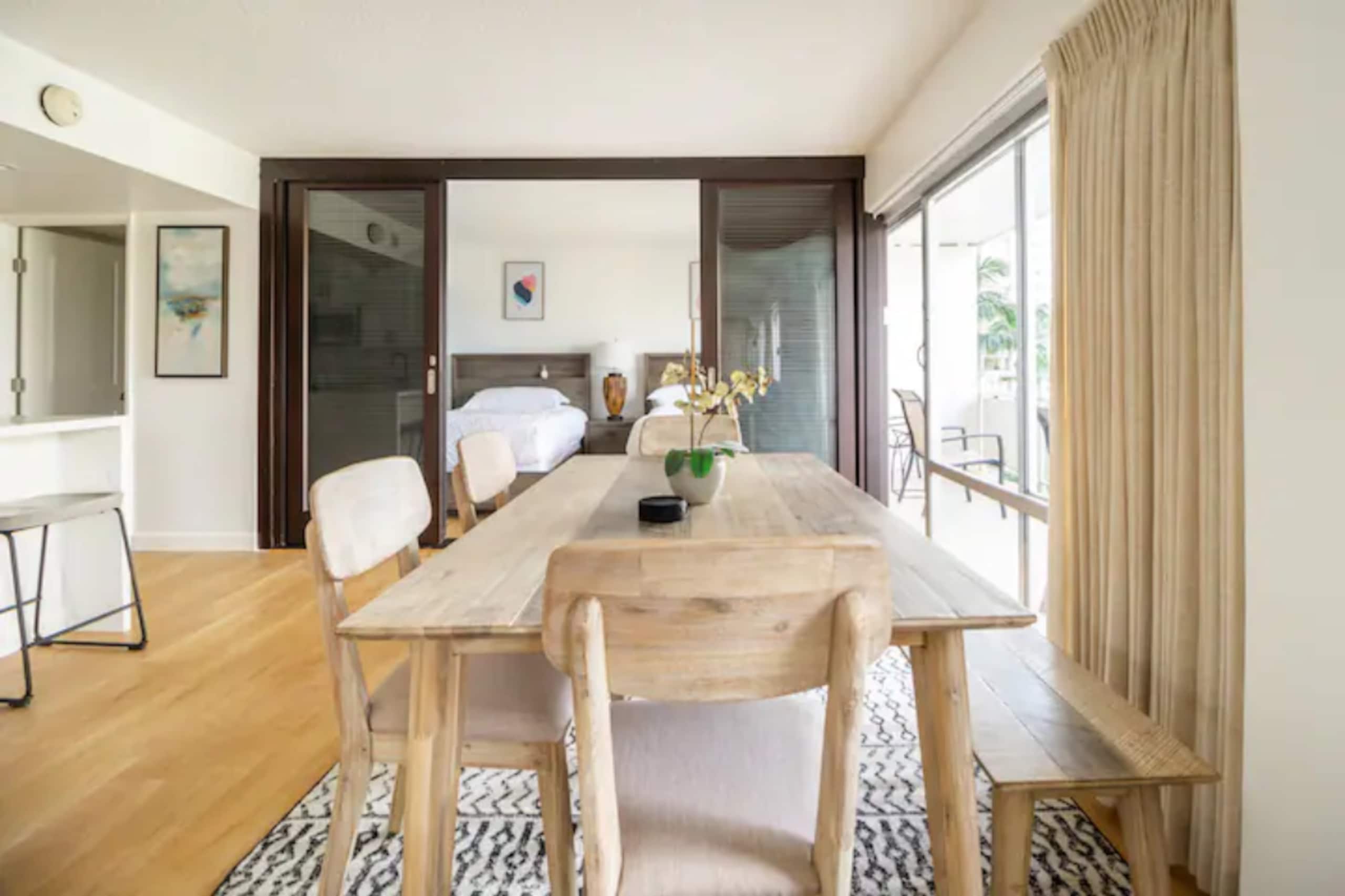 Condo in Honolulu · ★4.91 · 2 bedrooms · 4 beds · 2 private baths - Image 11