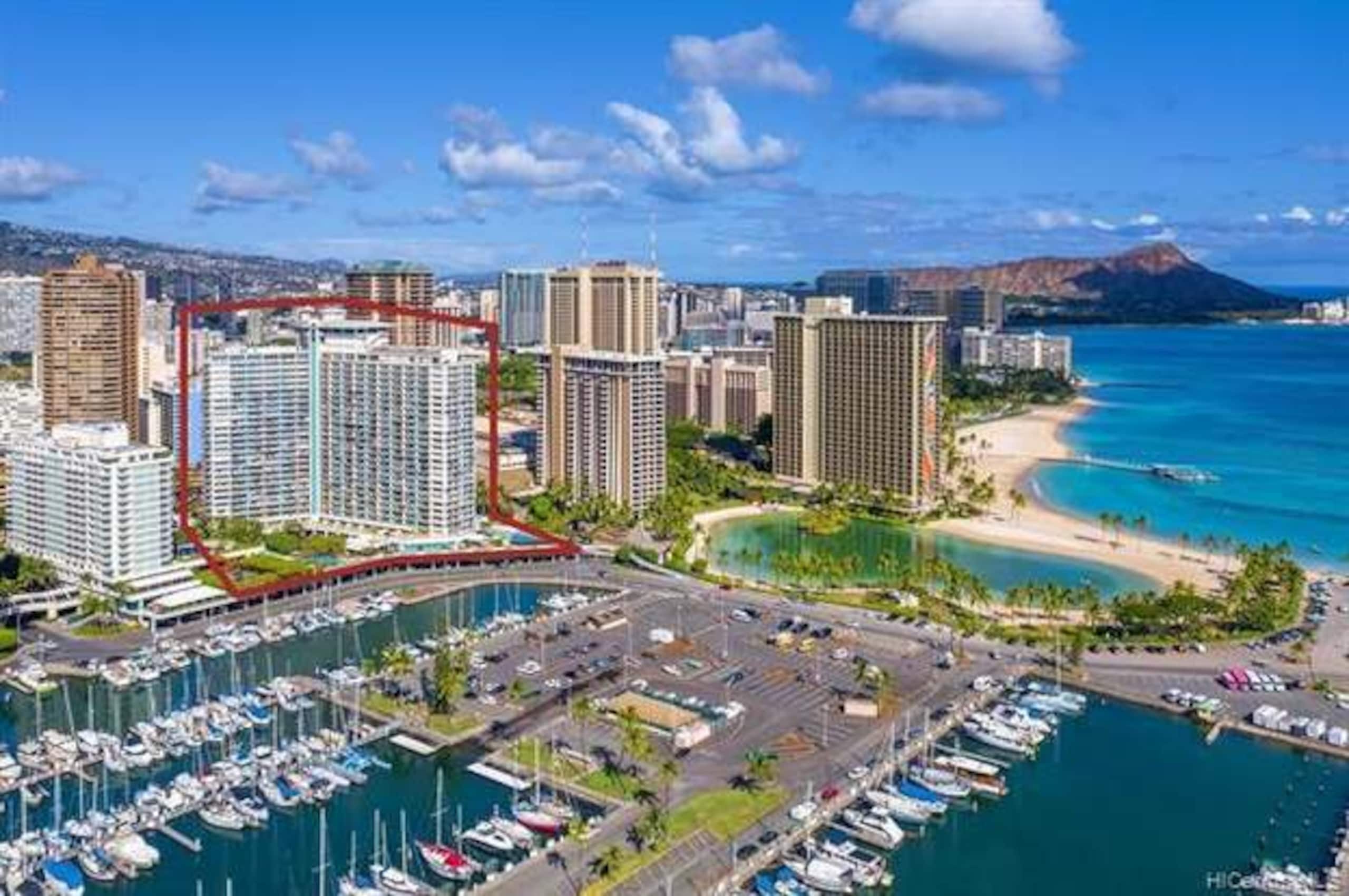 Condo in Honolulu · ★4.91 · 2 bedrooms · 4 beds · 2 private baths - Image 25
