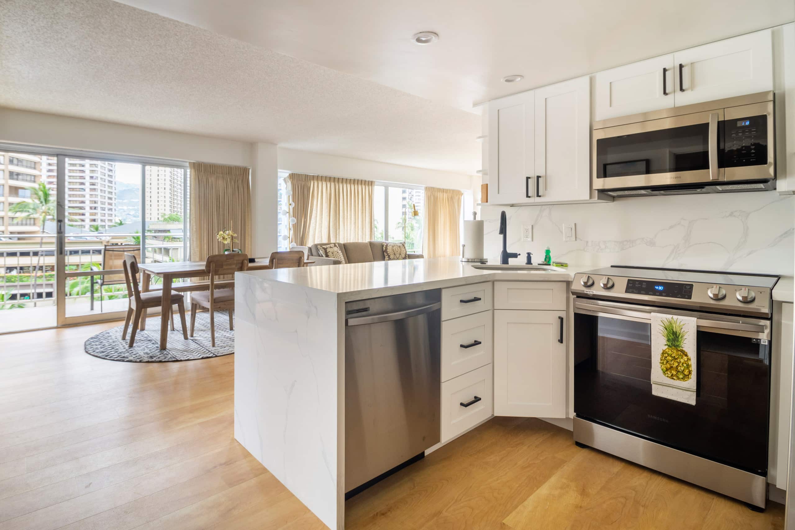 Condo in Honolulu · ★4.91 · 2 bedrooms · 4 beds · 2 private baths - Image 8