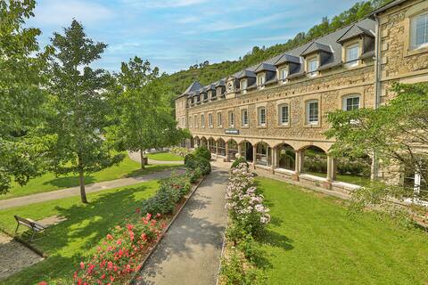 L'Hôtel des Bains - 3-Star Hotel near Conques
