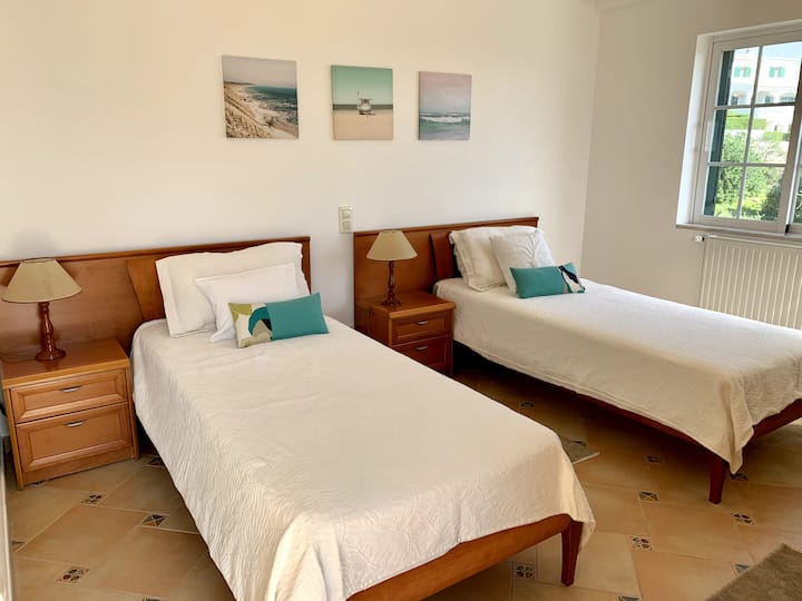 卧室配有两张单人床、内置衣柜和4件套房。  私人阳台，可欣赏美景。